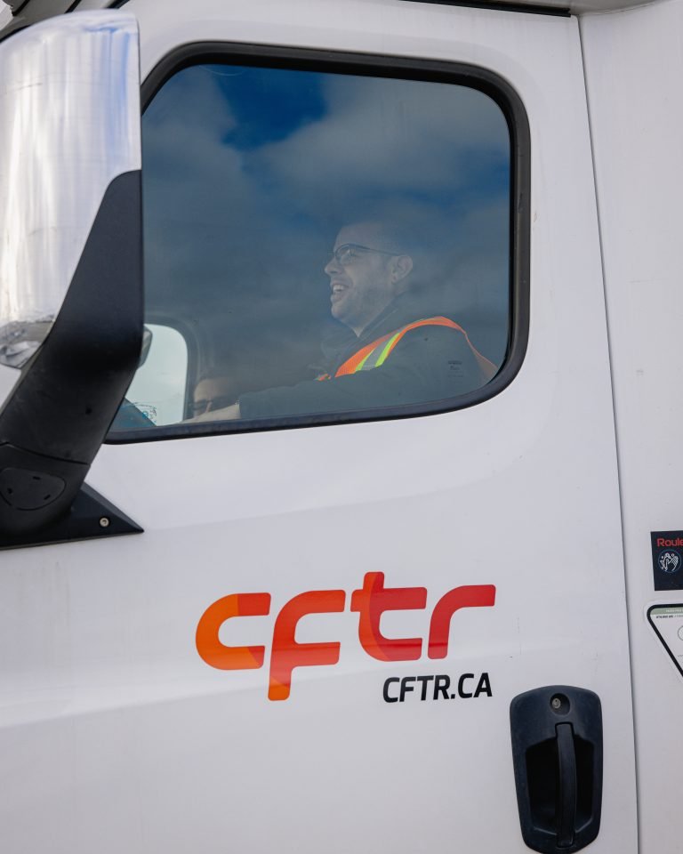 Étudiant pratiquant la conduite d'un camion avec son instructeur à ses côtés.
